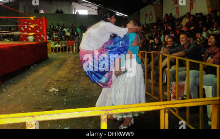 Azione a Cholitas womens Wrestling di El Alto, La Paz, Bolivia Foto Stock