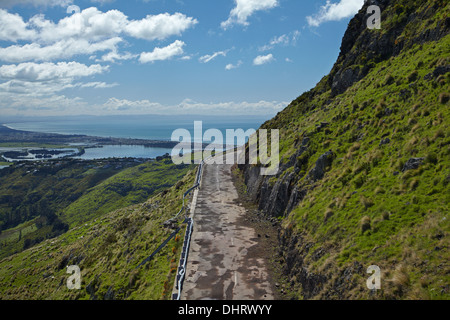 Danneggiato armco barriera sulla strada del Vertice, Porto colline (chiuso a causa di caduta massi dal 2011 terremoto), Christchurch, Nuova Zelanda Foto Stock