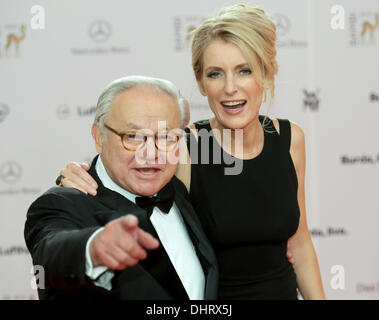 Berlino, Germania. Xiv Nov, 2013. Publisher Hubert Burda e sua moglie, attrice Maria Furtwaengler arriva per il sessantacinquesimo Bambi cerimonia di premiazione presso il teatro dello stadio di Berlino, Germania, 14 novembre 2013. Il Burda Media premio sarà assegnato in 17 categorie al palcoscenico teatro a Berlino il 14 novembre 2013. Foto: Michael Kappeler/dpa/Alamy Live News Foto Stock