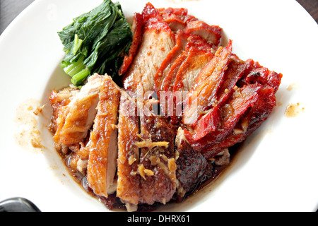 Questo alimenti tailandese di grigliate di carne di anatra e carne di maiale in bianco piatto. Foto Stock