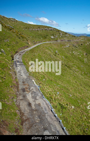 Danneggiato armco barriera sulla strada del Vertice, Porto colline (chiuso a causa di caduta massi dal 2011 terremoto), Christchurch, Nuova Zelanda Foto Stock