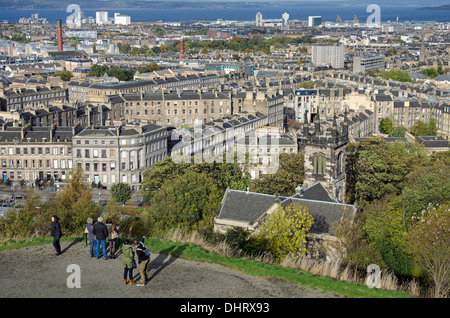 La vista da Calton Hill in Edinburgh guardando verso nord in direzione di Leith e sul Firth of Forth. Foto Stock