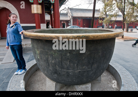 Ciotola di bronzo nella parte anteriore della Torre del Tamburo nel Tempio Yonghe noto anche come Yonghe Lamasery o semplicemente il Tempio dei Lama a Pechino in Cina Foto Stock