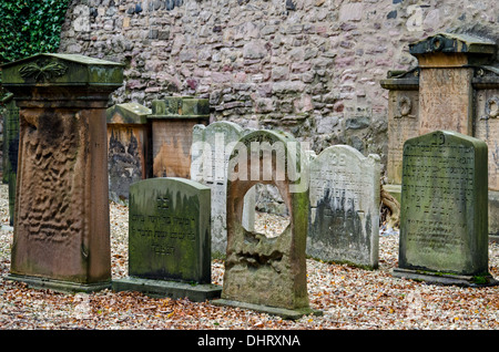 Indossato e stagionato lapidi ebraiche in quello che fu il primo ebreo terreno di sepoltura in Scozia, aperto nel 1816. Foto Stock