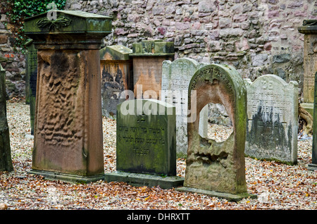 Indossato e stagionato lapidi ebraiche in quello che fu il primo ebreo terreno di sepoltura in Scozia, aperto nel 1816. Foto Stock