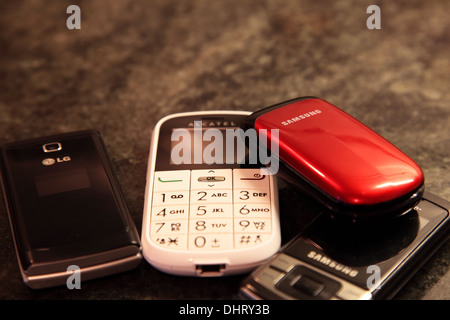 Selezione di vecchi telefoni cellulari Foto Stock