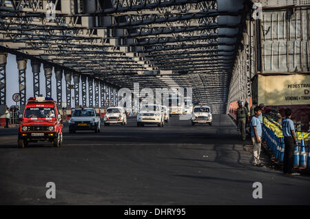 Kolkata, India. Xiv Nov, 2013. Il convoglio del Primo Ministro britannico David Cameron oggi in quella di Howrah Bridge, l'iconico punto di riferimento di Kolkata , West Bengal , India.Foto: Sonali Chaudhury Pal/NurPhoto Credito: Sonali Chaudhury Pal/NurPhoto/ZUMAPRESS.com/Alamy Live News Foto Stock