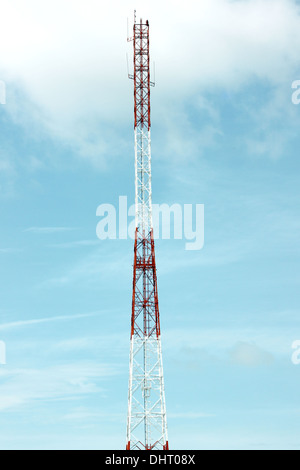 La messa a fuoco delle immagini per array di antenne e di telefono mobile sul cielo blu. Foto Stock