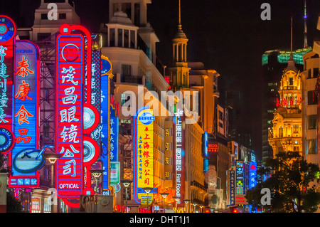 Nanjing Dong Lu striscia dello shopping di notte, Shanghai Foto Stock