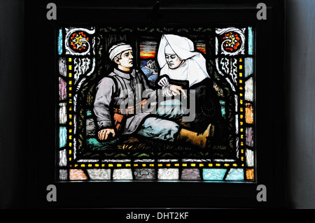 Finestra in vetro con una suora e soldato Foto Stock