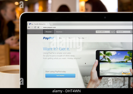 Il sito web di PayPal shot in una caffetteria ambiente (solo uso editoriale: -print, TV, e-book e Redazione sito web). Foto Stock