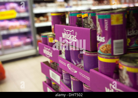 Whiskas canne di gatto cibo per animali in vendita in un supermercato Repubblica Ceca Foto Stock