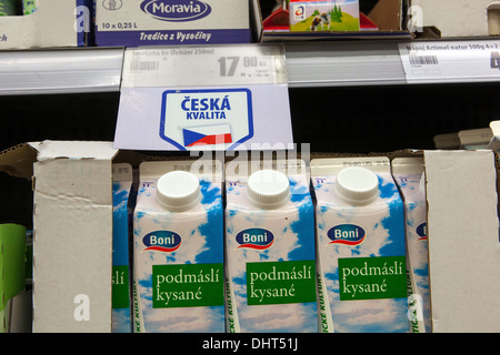 Vendita di prodotti lattiero-caseari nel supermercato Repubblica Ceca Foto Stock