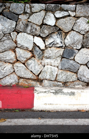 L'immagine di colore rosso e bianco le linee del bordo della strada nel parcheggio. Foto Stock