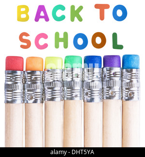 Si torna a scuola con uno sfondo con matite multicolori cancellatori Foto Stock
