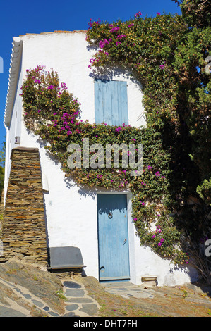 Il Bougainvillea sulla vecchia casa mediterranea, Cadaques, Costa Brava Catalogna Foto Stock