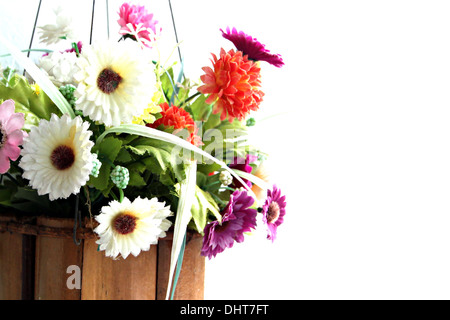 Fiori colorati in un cestello di legno ed era appeso fuori. Foto Stock