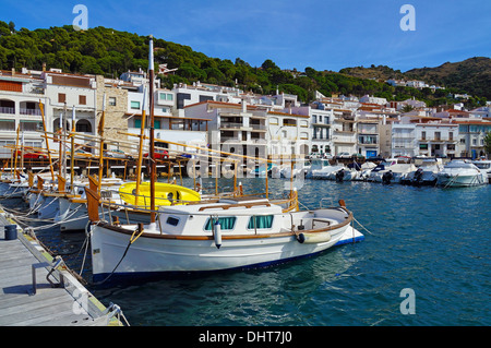 Mediterraneo imbarcazioni al dock, Puerto de la Selva, Catalonia, Costa Brava, Spagna Foto Stock