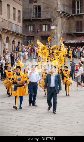 Siena, Italia - circa giugno 2007: i vincitori della gara sfilano per le strade. Siena, Italia 2007 Foto Stock