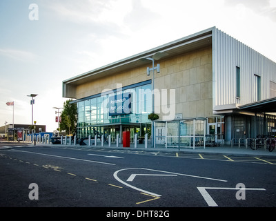 L' edificio del terminal di Portsmouth Porto Internazionale, nel Hampshire, Inghilterra. Foto Stock