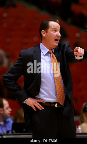 Houston, Texas, Stati Uniti d'America. Xiv Nov, 2013. NOV 14 2013: Università del Texas-San Antonio head coach Brooks Thompson istruzioni di segnali durante il NCAA pallacanestro tra Houston e UTSA da Hofheinz Pavilion di Houston, TX. Credito: csm/Alamy Live News Foto Stock