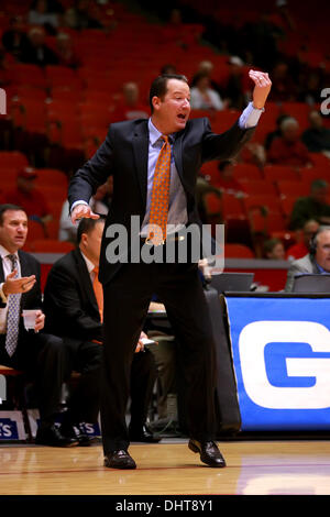 Houston, Texas, Stati Uniti d'America. Xiv Nov, 2013. NOV 14 2013: Università del Texas-San Antonio head coach Brooks Thompson istruzioni di segnali durante il NCAA pallacanestro tra Houston e UTSA da Hofheinz Pavilion di Houston, TX. Credito: csm/Alamy Live News Foto Stock