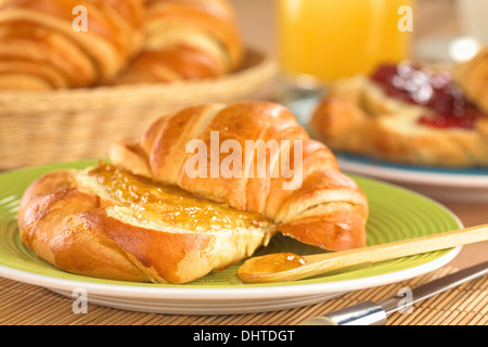 Croissant con burro e marmellata di arancio Foto Stock