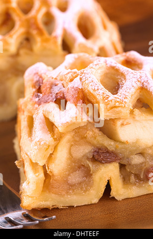 Strudel di mele con uvetta (messa a fuoco selettiva, messa a fuoco sulla parte superiore del ripieno di Apple) Foto Stock