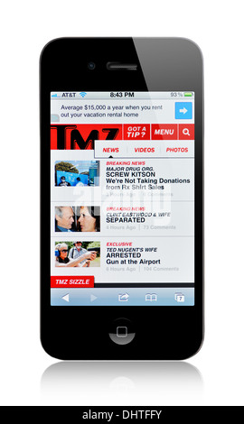 Lo schermo di iPhone mostra TMZ celebrità gossip website Foto Stock