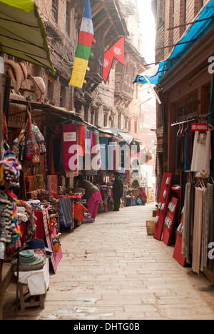 Negozi in strade strette di Bhaktapur. Foto Stock