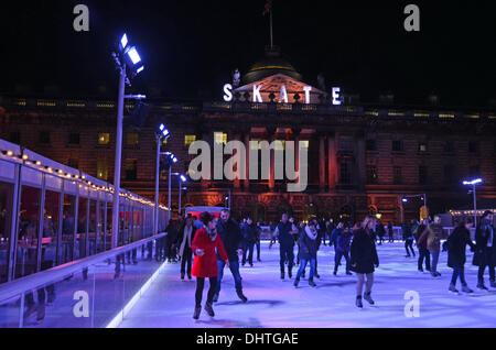 Londra, UK . Xiv Nov, 2013. La folla godere di pubblico prima notte al Somerset House Ice Rink London 14/11/2013 Credit: JOHNNY ARMSTEAD/Alamy Live News Foto Stock