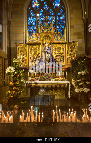 Paesi Bassi, Maastricht, Chiesa chiamata Onze Lieve Vrouwe Basiliek o Basilica. La statua della Vergine Maria e il bambino Foto Stock