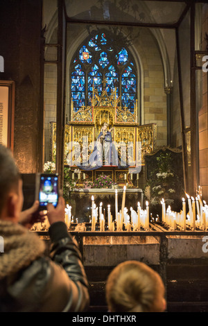 Paesi Bassi, Maastricht, Chiesa chiamata Onze Lieve Vrouwe Basiliek o Basilica. La statua della Vergine Maria e il bambino Foto Stock