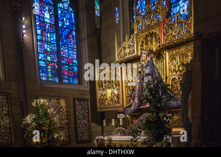 Paesi Bassi, Maastricht, Chiesa chiamata Onze Lieve Vrouwe Basiliek o Basilica. La statua della Vergine Maria e il bambino Foto Stock