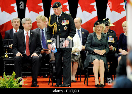 Stephen Harper, Primo ministro del Canada, il principe Charles, Principe di Galles e Camilla, duchessa di Cornovaglia frequentando il 1812 militari commemorativa Muster cerimonia al Fort York Armeria durante il 2012 Royal Tour di Ontario celebrando la sua maestà, diamo Foto Stock