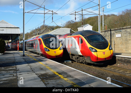 Vergine treni pendolino presso Oxenholme Rail Station, Cumbria, England, Regno Unito, Europa. Foto Stock