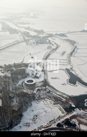 Paesi Bassi, Weesp, Fort Uitermeer sul fiume Vecht, la linea di difesa di Amsterdam. Inverno, aereo. Hollandse Waterlinies. Linee olandesi di difesa dell'acqua. Foto Stock