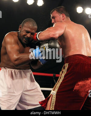 Razvan Cojanu VS David Johnson Sugar Ray Leonard ospita 3° annuale "Big Fighters, Big Cause" pugilato Carità evento tenutosi a Santa Monica Pier Santa Monica, California - 22.05.12 Foto Stock