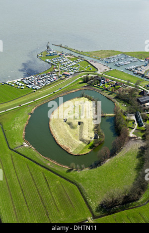 Paesi Bassi, Fort bij Edam, linea di difesa di Amsterdam. Hollandse Waterlinies. Linee olandesi di difesa dell'acqua. Antenna. Marina. Markermeer. Foto Stock