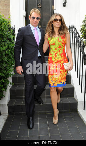 Elizabeth Hurley aka Liz Hurley e Shane Warne uscire di casa a Londra, Inghilterra - 23.05.12 Foto Stock