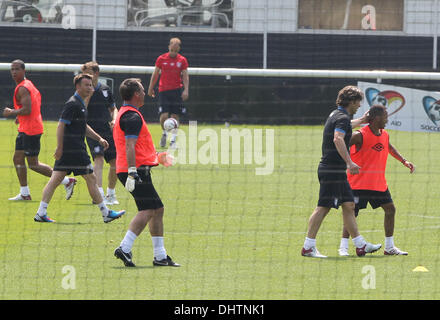 Marvin Humes, Aston Merrygold, Graeme Le Saux, Giovanni vescovo e Aston Merrygold celebrità la formazione per il Soccer match di aiuto che si terrà a Manchester Old Trafford Stadium di domenica (27maggio12) Inghilterra - 23.05.12 Foto Stock