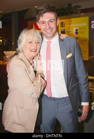 Alison Steadman e James McArdle di carri di fuoco - Premere notte al Hampstead Theatre di Londra, Inghilterra - 22.05.12 Foto Stock