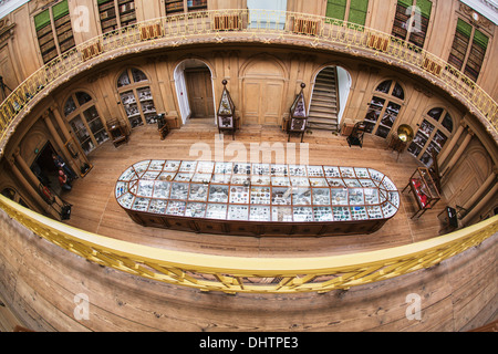 Paesi Bassi, Haarlem, Teylers Museum, il museo più antico del paese. Angolo di alta vista sulla sala ovale Foto Stock