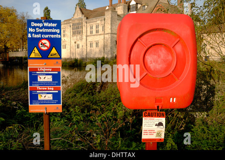 Maidstone Kent, Inghilterra, Regno Unito. Segnale di avvertimento contro nuotare nel fiume Medway, in Maidstone Town Center, Inghilterra. Foto Stock