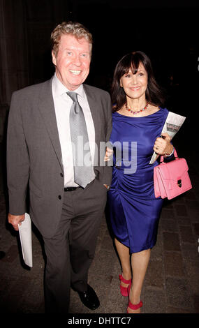 Michael Crawford e Arlene Phillips "Una celebrazione delle arti" tenutasi presso la Royal Academy of Arts - al di fuori di Londra, Inghilterra - 23.05.12 ***non disponibili per la pubblicazione in Daily Express, Daily Star ed Evening Standard. Disponibile per la pubblicazione nel resto del mondo*** obbligatorio di credito: Cameron Clegg/WENN.com Foto Stock