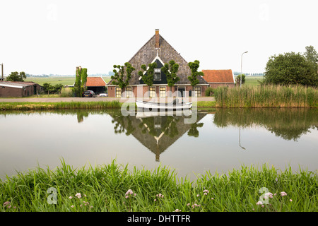 Paesi Bassi, Noordbeemster, tipica fattoria a canale di cintura che circonda Beemster Polder, un sito patrimonio mondiale dell'UNESCO Foto Stock