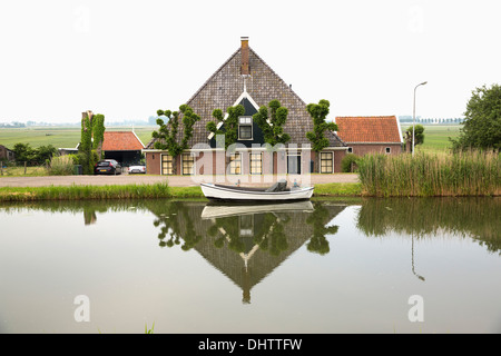 Paesi Bassi, Noordbeemster, tipica fattoria a canale di cintura che circonda Beemster Polder, un sito patrimonio mondiale dell'UNESCO Foto Stock