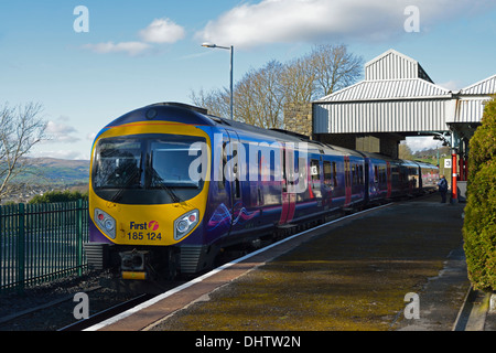 Primo Transpennine Express Classe 185 alla stazione di Oxenholme. Cumbria, England, Regno Unito, Europa. Foto Stock