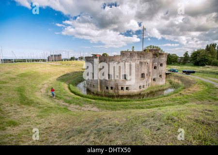 Paesi Bassi, Muiden, Muizenfort Fort, la linea di difesa di Amsterdam, chiamato Muiderslot castello, ciclista. Hollandse Waterlinies. Linee olandesi di difesa dell'acqua. Foto Stock