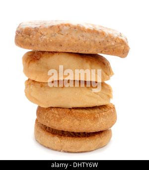 Primo piano di alcuni e mantecados polvorones, dolci tipici del periodo natalizio in Spagna, su sfondo bianco Foto Stock